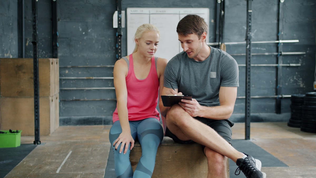 Personal trainer advising on nutrition